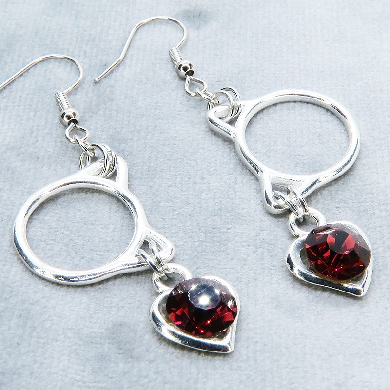 猫フェイスフレームにクリスタルハート(ガーネット)をつりさげた大人可愛いピアス サージカル可