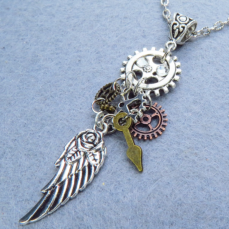 アンティークシルバー 翼と歯車を組合せたスチームパンク風のスリムなネックレス 長さ調整可