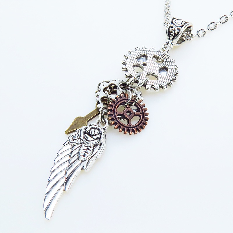 アンティークシルバー 翼と歯車を組合せたスチームパンク風のスリムなネックレス 長さ調整可