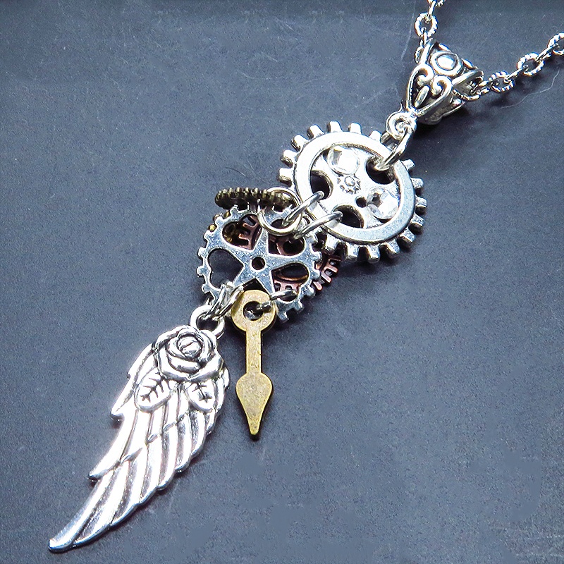 アンティークシルバー 翼と歯車を組合せたスチームパンク風のスリムなネックレス 長さ調整可
