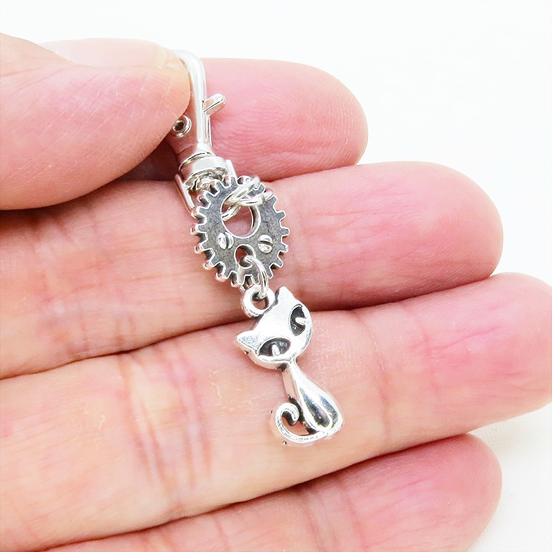 アンティークシルバー 猫と歯車・ギアを組合せたコンパクトなキーホルダー 金具交換可