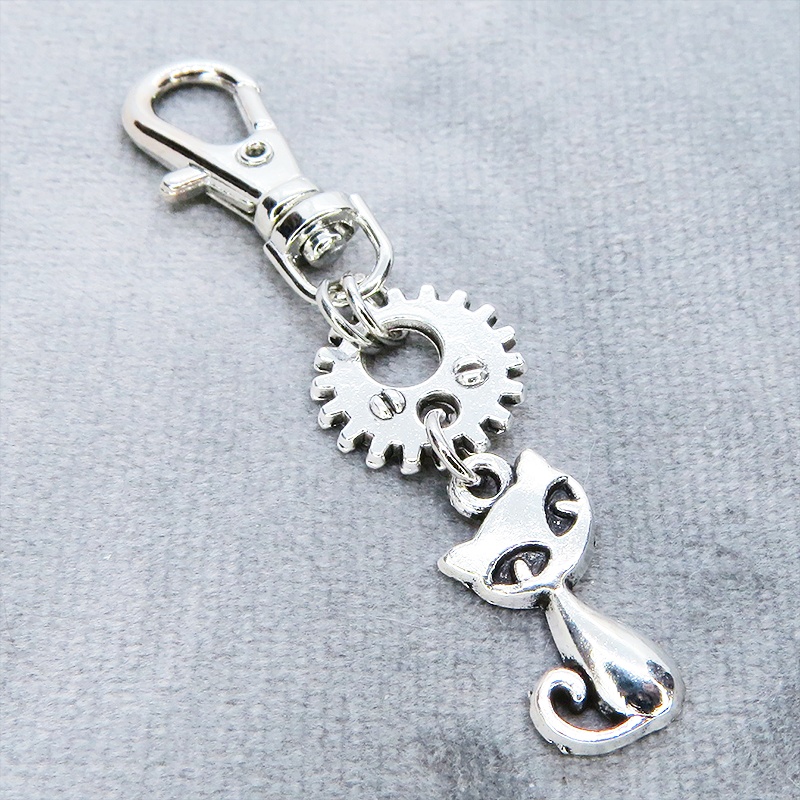 アンティークシルバー 猫と歯車・ギアを組合せたコンパクトなキーホルダー 金具交換可