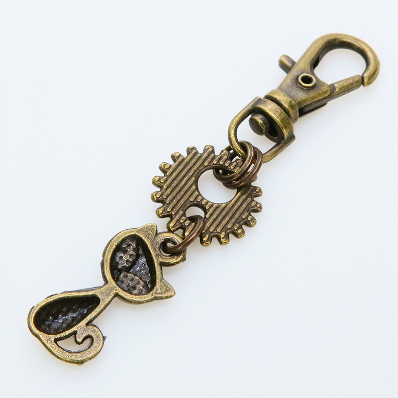 アンティークゴールド 猫と歯車・ギアを組合せたコンパクトなキーホルダー 金具交換可