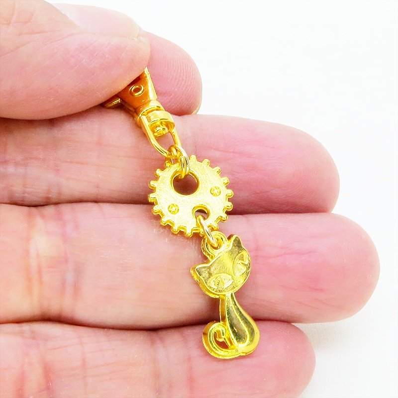 ゴールドカラー 猫と歯車・ギアを組合せたコンパクトなキーホルダー 金具交換可