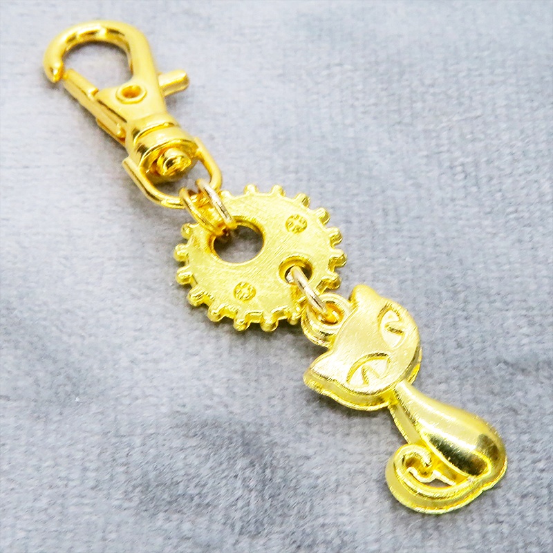 ゴールドカラー 猫と歯車・ギアを組合せたコンパクトなキーホルダー 金具交換可