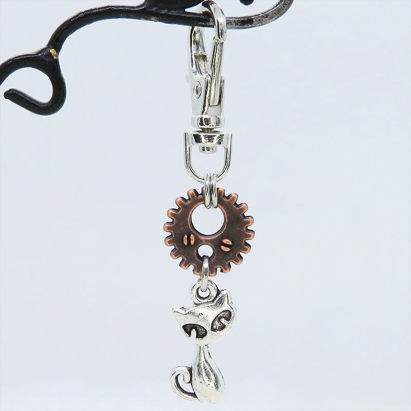 アンティークシルバー アンティークブロンズ 猫と歯車・ギアを組合せたコンパクトなキーホルダー 金具交換可