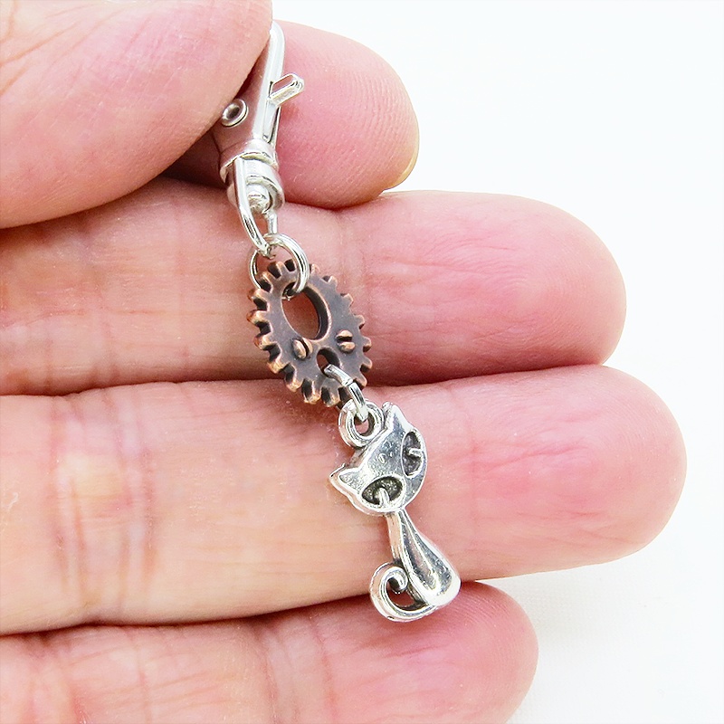 アンティークシルバー アンティークブロンズ 猫と歯車・ギアを組合せたコンパクトなキーホルダー 金具交換可