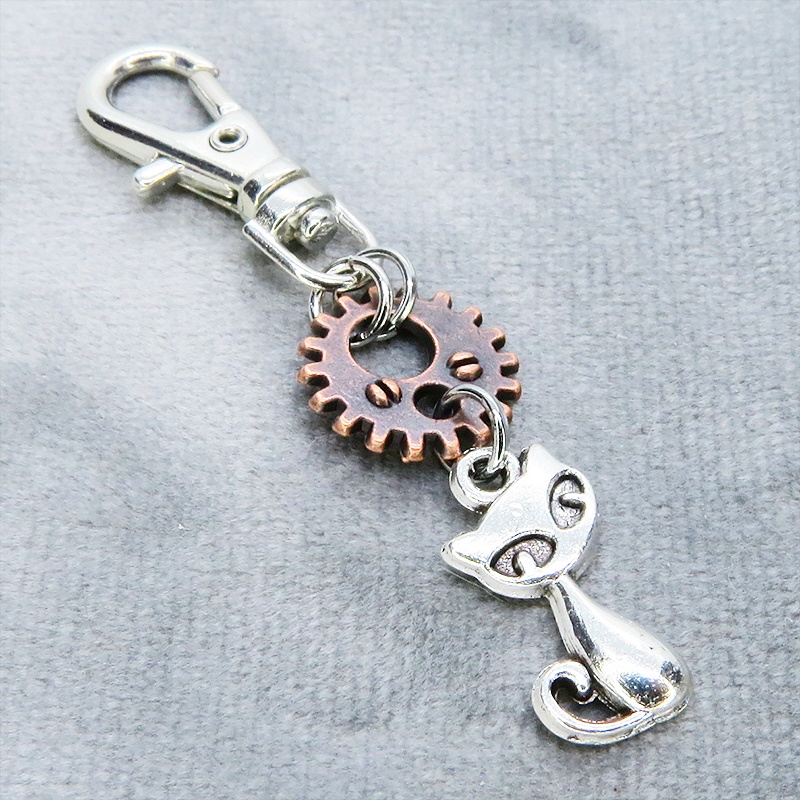 アンティークシルバー アンティークブロンズ 猫と歯車・ギアを組合せたコンパクトなキーホルダー 金具交換可