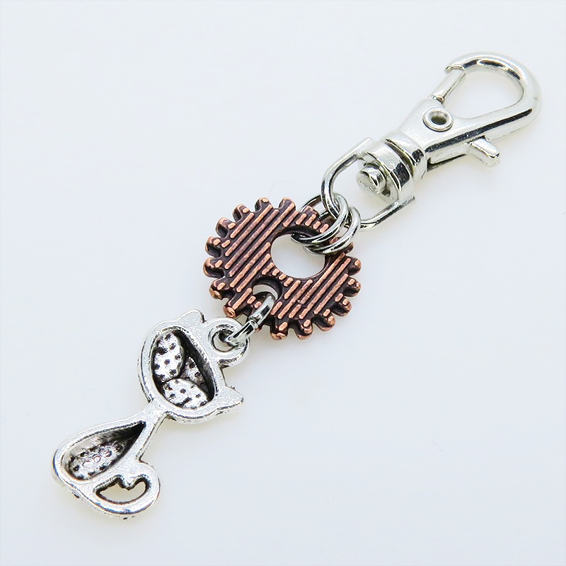 アンティークシルバー アンティークブロンズ 猫と歯車・ギアを組合せたコンパクトなキーホルダー 金具交換可