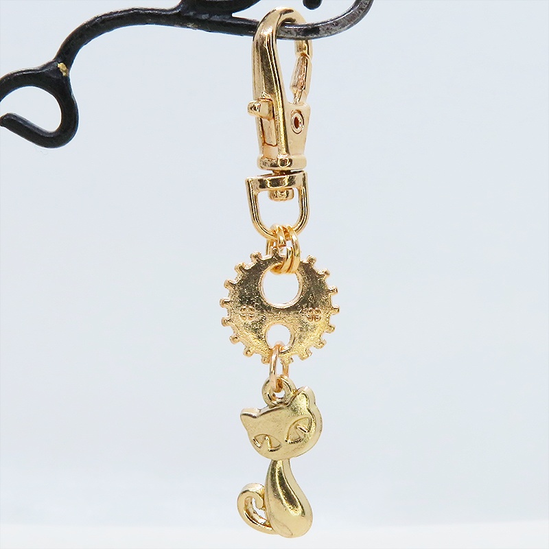 マットゴールドカラー 猫と歯車・ギアを組合せたコンパクトなキーホルダー 金具交換可