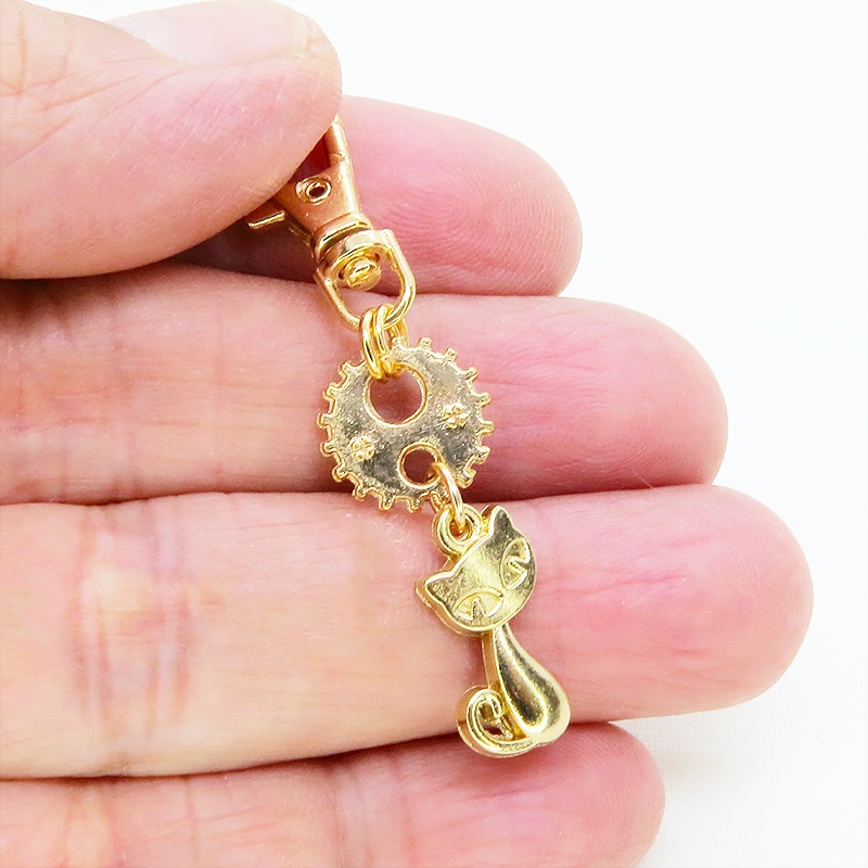 マットゴールドカラー 猫と歯車・ギアを組合せたコンパクトなキーホルダー 金具交換可