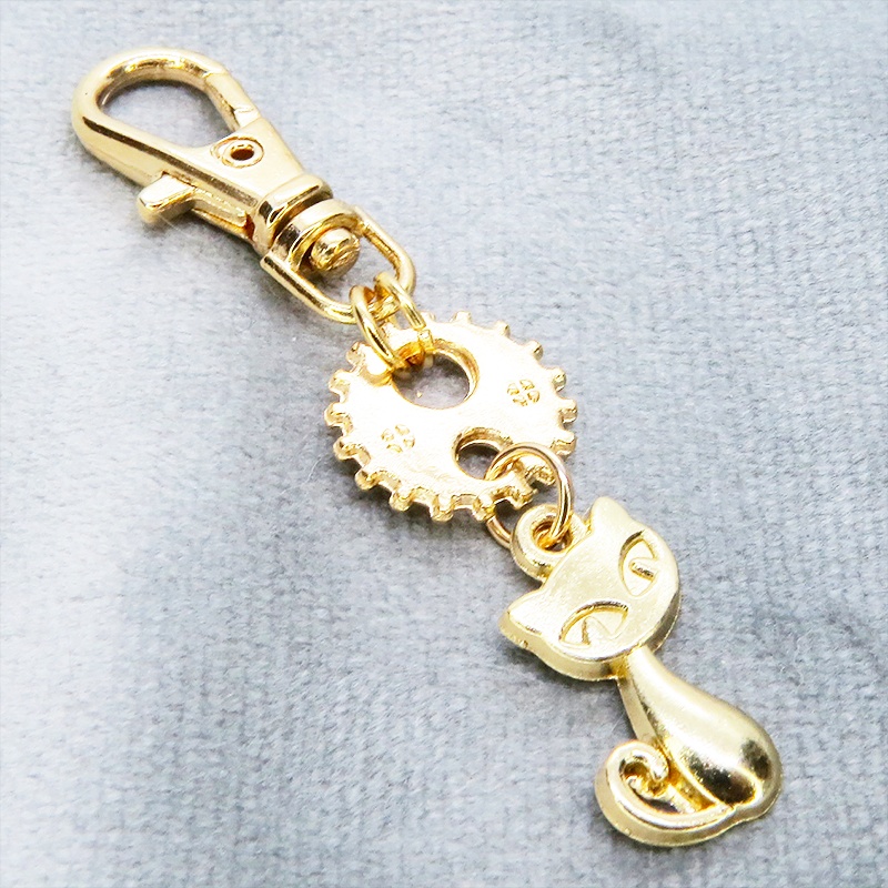 マットゴールドカラー 猫と歯車・ギアを組合せたコンパクトなキーホルダー 金具交換可