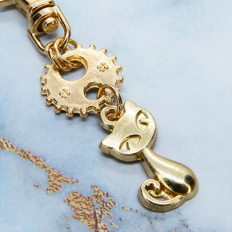 マットゴールドカラー 猫と歯車・ギアを組合せたコンパクトなキーホルダー 金具交換可