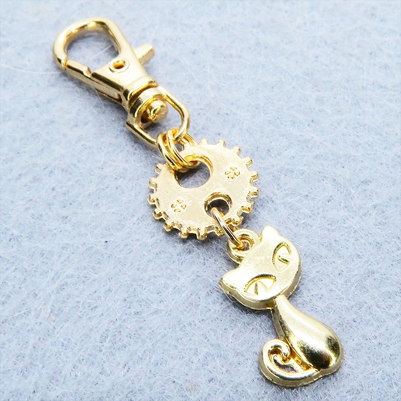 マットゴールドカラー 猫と歯車・ギアを組合せたコンパクトなキーホルダー 金具交換可
