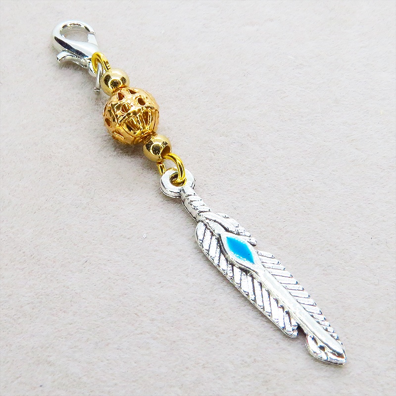 マスク・スマホチャーム シルバーカラーのフェザーとマットゴールドメタルビーズのスリムなチャーム 金具変更可