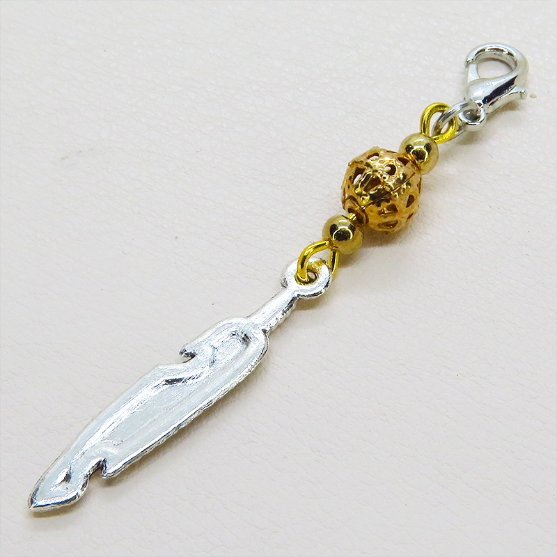 マスク・スマホチャーム シルバーカラーのフェザーとマットゴールドメタルビーズのスリムなチャーム 金具変更可