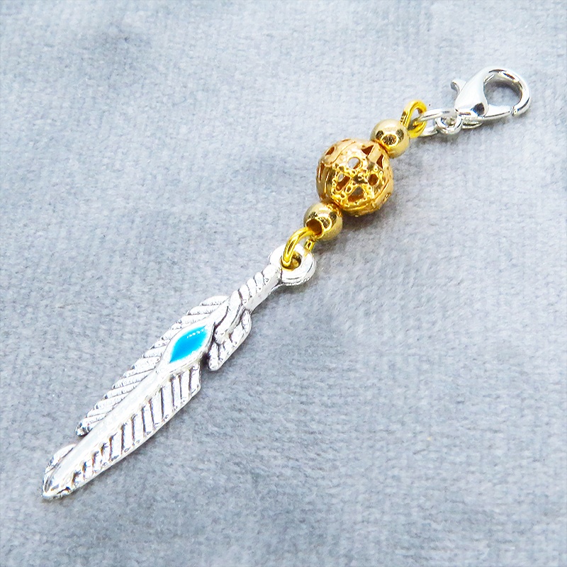 マスク・スマホチャーム シルバーカラーのフェザーとマットゴールドメタルビーズのスリムなチャーム 金具変更可