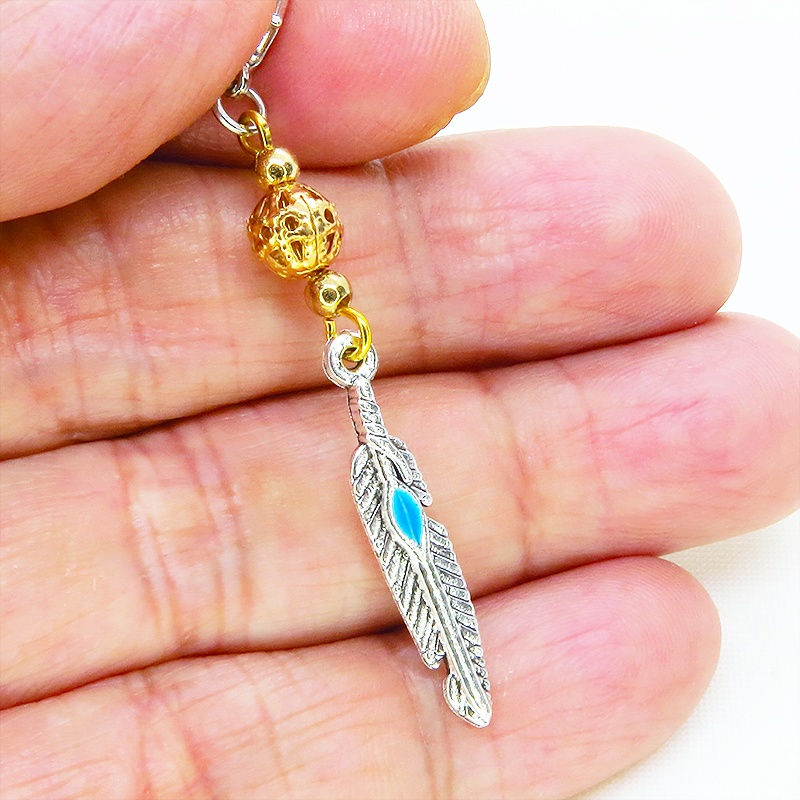 マスク・スマホチャーム シルバーカラーのフェザーとマットゴールドメタルビーズのスリムなチャーム 金具変更可