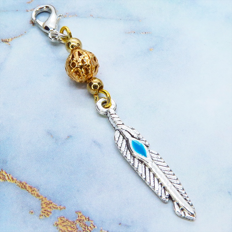 マスク・スマホチャーム シルバーカラーのフェザーとマットゴールドメタルビーズのスリムなチャーム 金具変更可