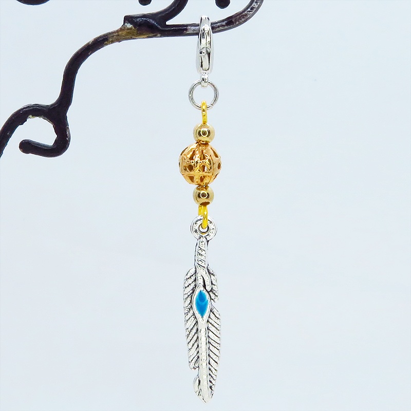 マスク・スマホチャーム シルバーカラーのフェザーとマットゴールドメタルビーズのスリムなチャーム 金具変更可