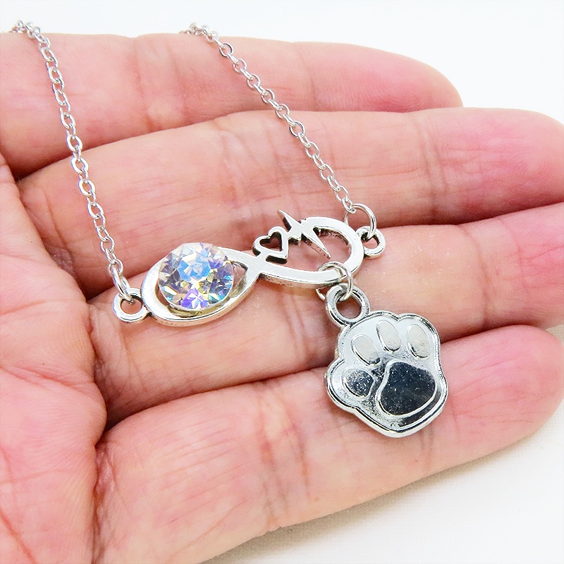 シルバーカラー クリスタル(クリア)のエターニティーと肉球モチーフを組合せたネックレス ステンレス可 長さ調整可