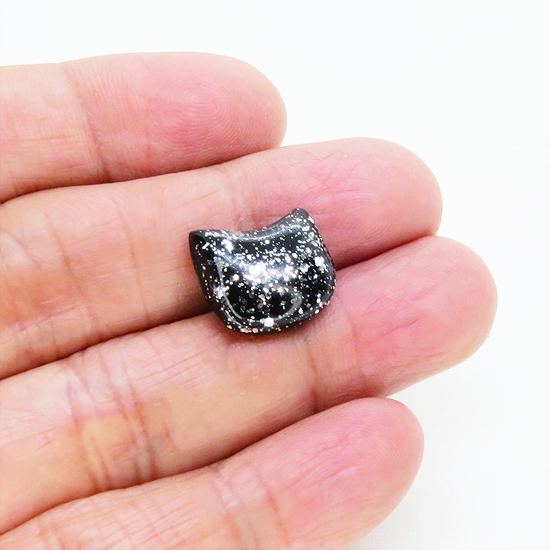 ブラックカラーレジンの猫フェイスモチーフのスタッドピアス
