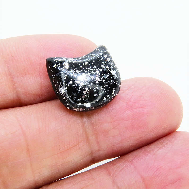 ブラックカラーレジンの猫フェイスモチーフのスタッドピアス