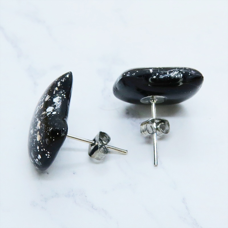 ブラックカラーレジンの猫フェイスモチーフのスタッドピアス