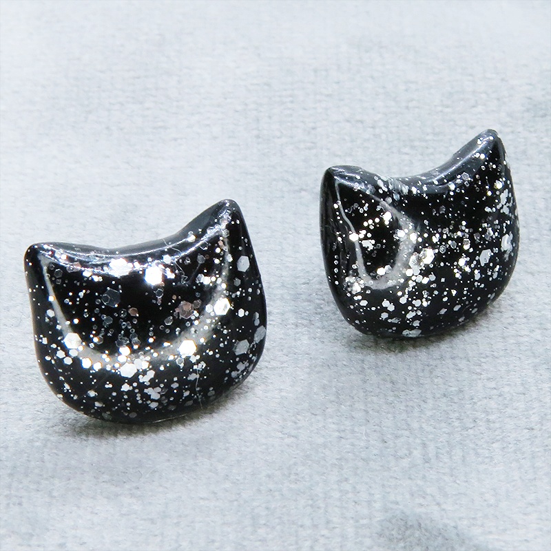 ブラックカラーレジンの猫フェイスモチーフのスタッドピアス