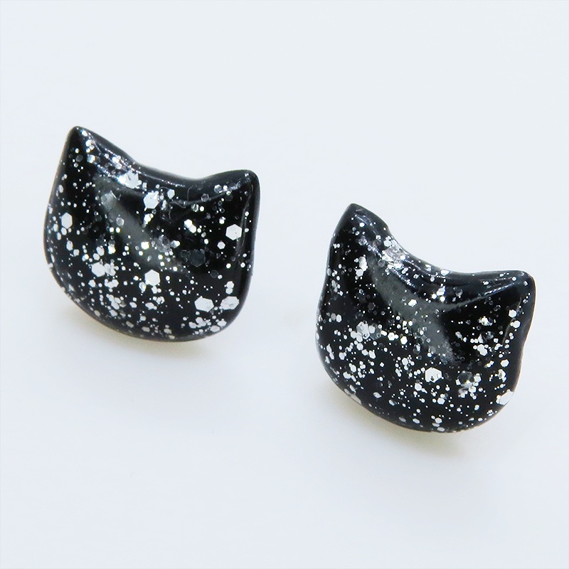 ブラックカラーレジンの猫フェイスモチーフのスタッドピアス
