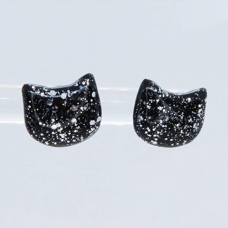 ブラックカラーレジンの猫フェイスモチーフのスタッドピアス