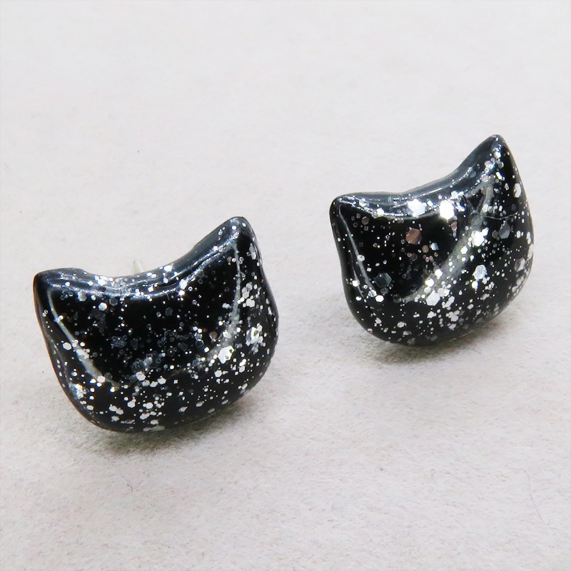 ブラックカラーレジンの猫フェイスモチーフのスタッドピアス