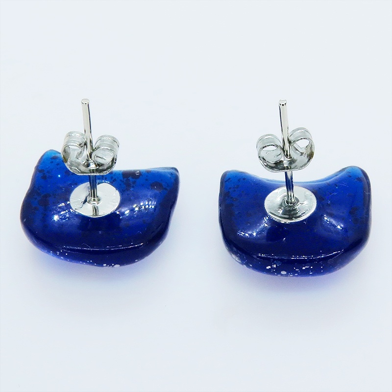 マリンブルーレジンの猫フェイスモチーフのスタッドピアス