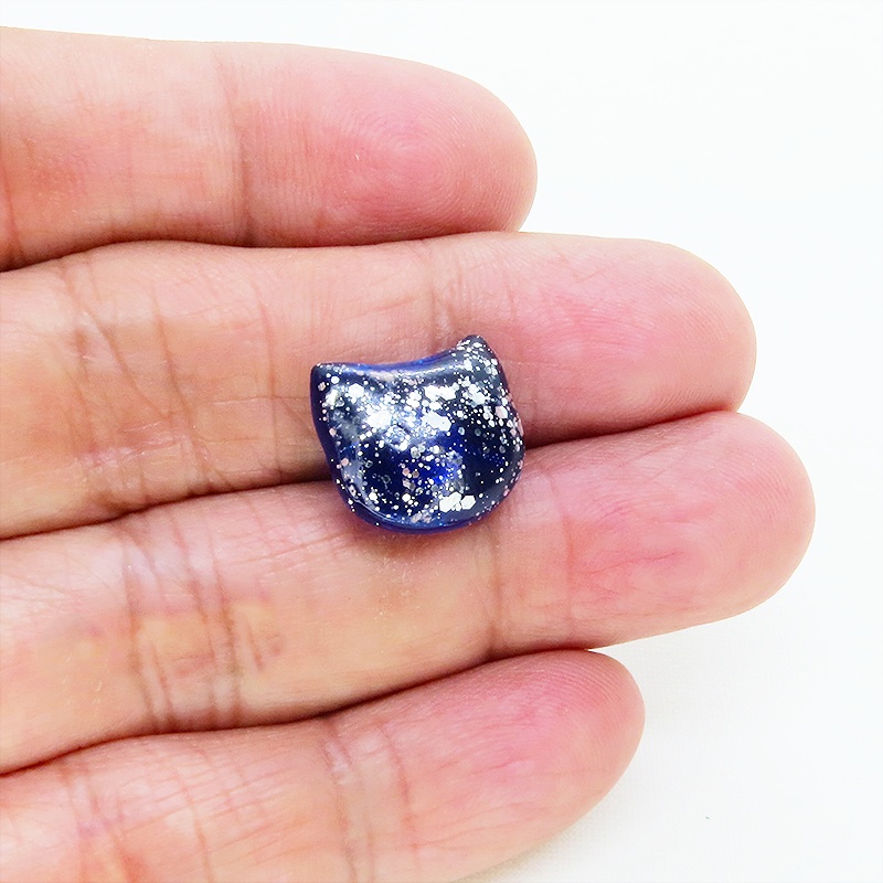 マリンブルーレジンの猫フェイスモチーフのスタッドピアス