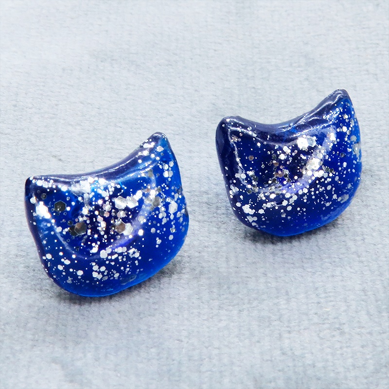 マリンブルーレジンの猫フェイスモチーフのスタッドピアス