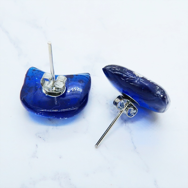 マリンブルーレジンの猫フェイスモチーフのスタッドピアス