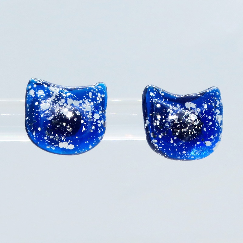 マリンブルーレジンの猫フェイスモチーフのスタッドピアス