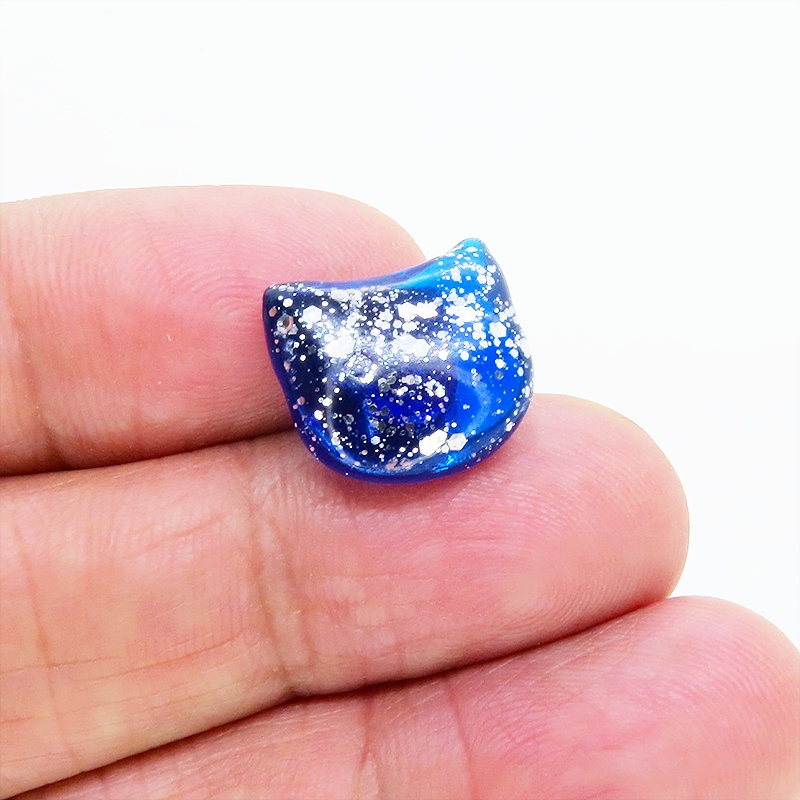 マリンブルーレジンの猫フェイスモチーフのスタッドピアス