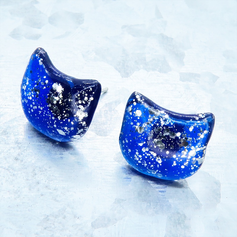 マリンブルーレジンの猫フェイスモチーフのスタッドピアス