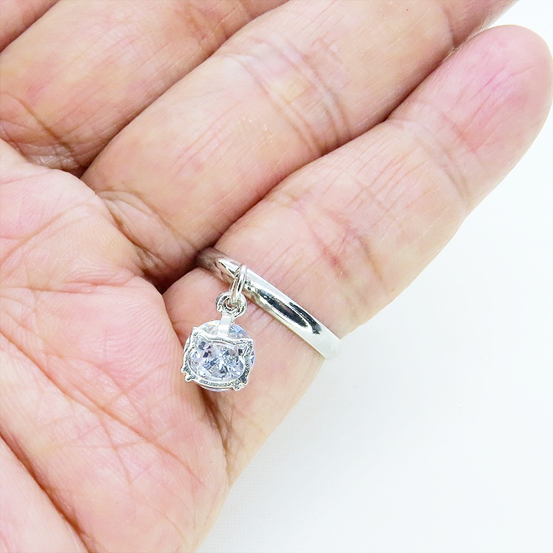 シルバーカラー 猫フレームのキュービックジルコニアのリング フリーサイズ(デフォルト13号)