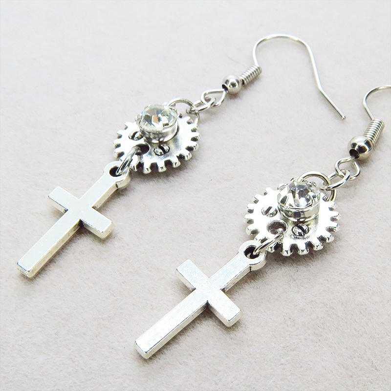 アンティークシルバー ロザリオと歯車を組合せたコンパクトなピアス ラインストーン サージカル可