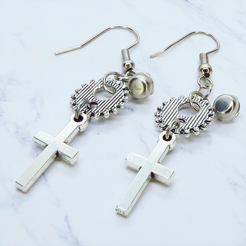 アンティークシルバー ロザリオと歯車を組合せたコンパクトなピアス ラインストーン サージカル可