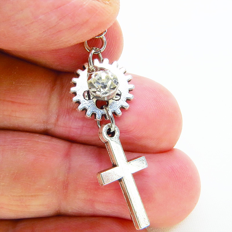 アンティークシルバー ロザリオと歯車を組合せたコンパクトなピアス ラインストーン サージカル可