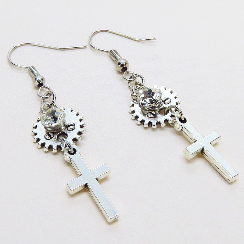 アンティークシルバー ロザリオと歯車を組合せたコンパクトなピアス ラインストーン サージカル可