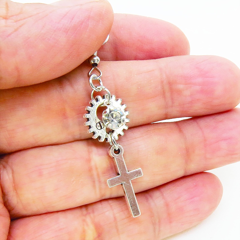 アンティークシルバー ロザリオと歯車を組合せたコンパクトなピアス ラインストーン サージカル可