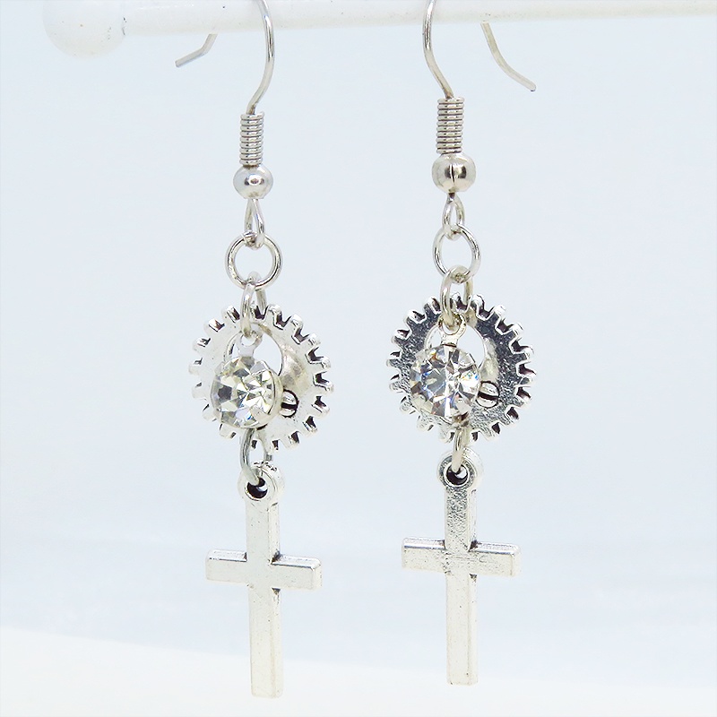 アンティークシルバー ロザリオと歯車を組合せたコンパクトなピアス ラインストーン サージカル可