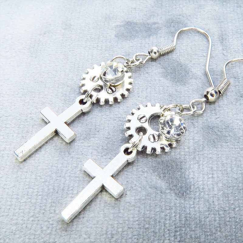 アンティークシルバー ロザリオと歯車を組合せたコンパクトなピアス ラインストーン サージカル可