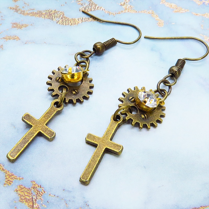 アンティークゴールド ロザリオと歯車を組合せたコンパクトなピアス ラインストーン