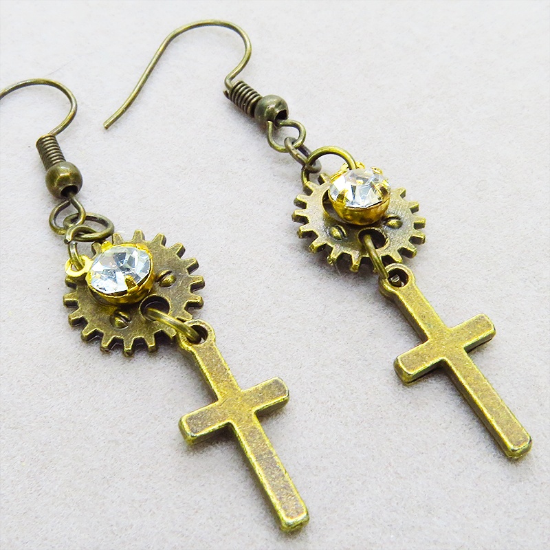 アンティークゴールド ロザリオと歯車を組合せたコンパクトなピアス ラインストーン