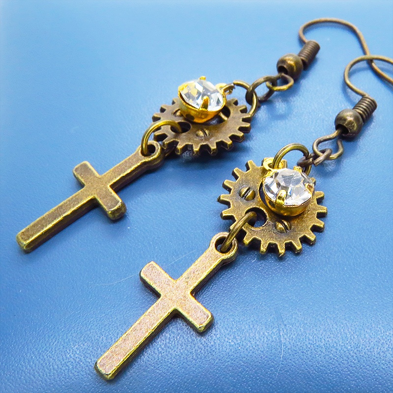 アンティークゴールド ロザリオと歯車を組合せたコンパクトなピアス ラインストーン